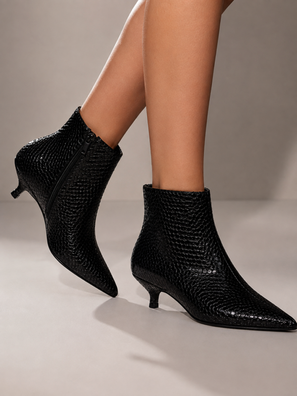 stivaletto nero effetto pitonato con kitten heel